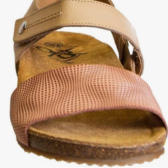 OTBT Tan Brown Perforated Leather Florence Sandal Wedge Sandals Size 5 like new - Picture 12 of 16